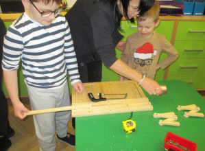 Warsztaty drewnianych choinek w grupie IV
