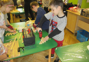 Składanie elementów z użyciem narzędzi