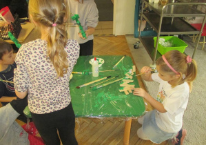 Pełne skupienie dziewczynki pod wykonywanej pracy na warsztatach