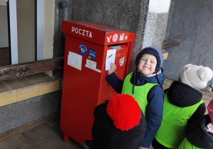 Dzieci wysyłają kartki świąteczne do swoich Rodziców