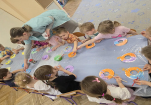 Dzieci robią wykonują prace plastyczną Piankowe pączki