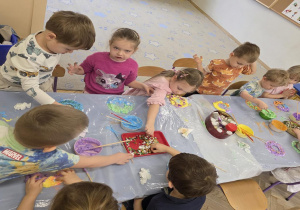 Dzieci wykonują prace plastyczną na wystawę z okazji tłustego czwartku