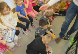 Zapoznanie z zabawkami jakie maja króliki i jak spędzają czas