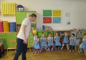 Dzieci poznają sztuczkę jak napełnić balon bez jego dmuchania