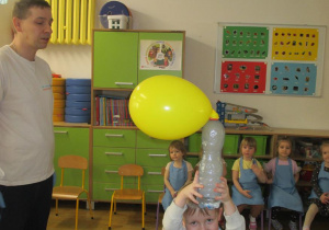 Napełniony balon dwutlenkiem węgla