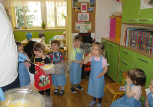 Dzieci próbują jak smakują lodowe chrupki kukurydziane