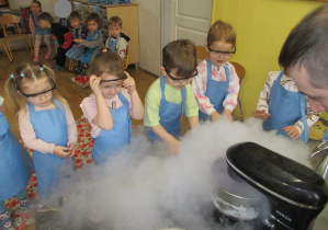 Dzieci oglądają eksperyment jak powstają lody w szybkim tępię