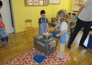 Udział dzieci w eksperymencie stworzenia lodowych chrupków kukurydzianych