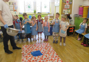 Próbowanie lodowych chrupków kukurydzianych