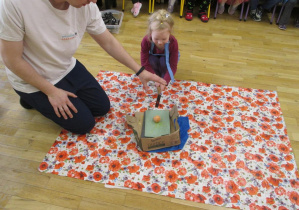 Próba roztrzaskania zamrożonej mandarynki