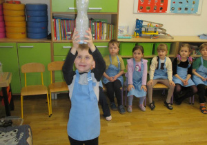 Dzieci demonstrują balon napełniony dwutlenkiem węgla