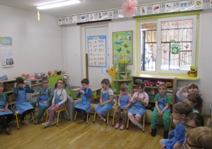 Dzieci ubrały się w odzież ochronną do eksperymentu