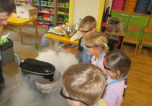 Dzieci wspólnie tworzą lody sorbetowe