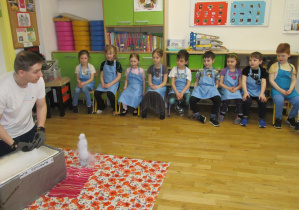 Dzieci oglądają eksperyment z suchym lodem