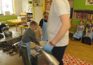 Dzieci uczestniczą w eksperymencie tworząc lodowe chrupki kukurydziane