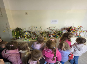 Wycieczka do Szkoły Podstawowej numer 206 na oglądanie wystawy Wielkanocnej - grupa II 2025/2026