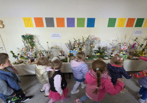 oglądanie wystawy wielkanocnej w szkole podstawowej