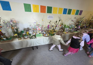 Oglądanie wystawy wielkanocnej przez dzieci z grupy II