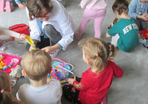 Dzieci poznają zawód lekarza