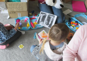 Dzieci uczestniczą w warsztatach pierwszej pomocy swoim misiom