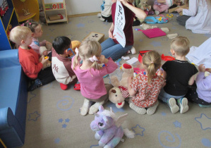 Dzieci poznają zawód okulisty