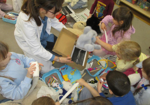 Dzieci na zajęciach wykonują rentgen misiom