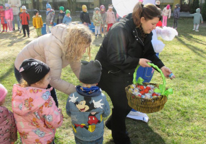 Królik wielkanocny obdarowywał dzieci jajkami wielkanocnym