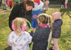 W ogrodzie podczas szukania jajek, dzieci odwiedził królik wielkanocny