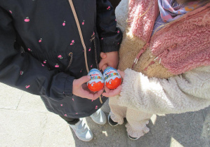 Dzieci otrzymały jajka od królika wielkanocnego